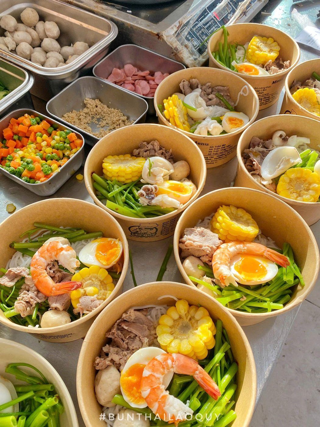 Nhiều tô bún Thái
